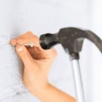  از بین بردن جای میخ از روی دیوار