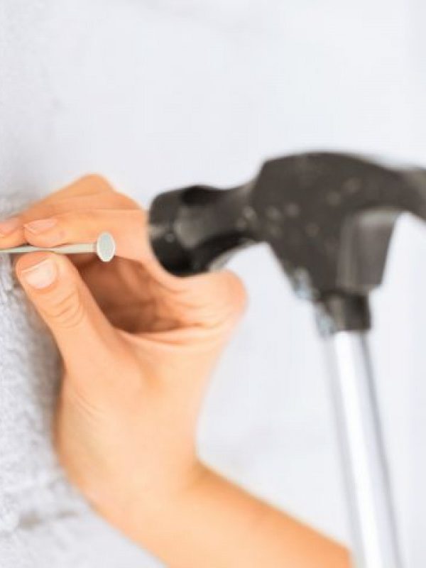  از بین بردن جای میخ از روی دیوار